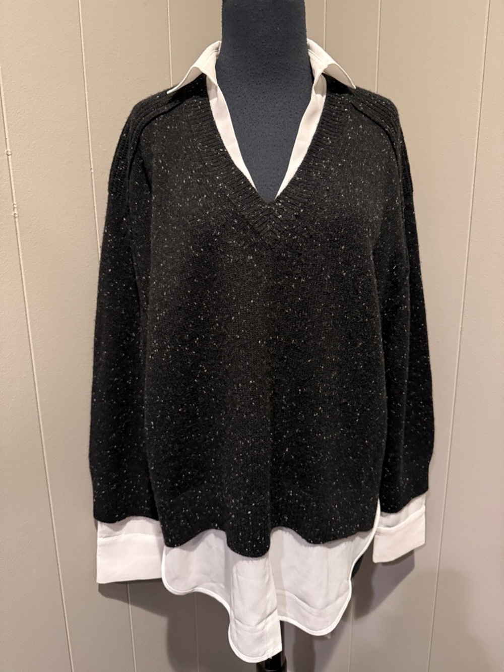 B38 Brochu Walker Women’s Medium Black Flecked V-Neck Shirt Pullover